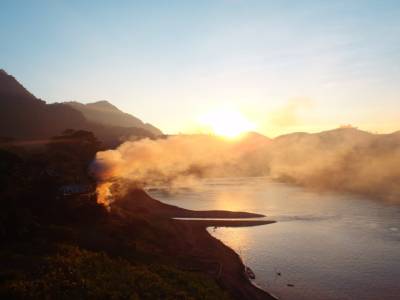 Couche de soleil sur la Nam ou (Muang Kiaw)