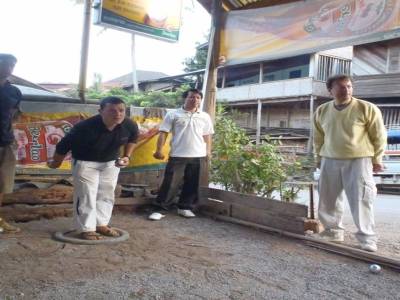 ah la petanque, importee par les francais avec une bonne biere locale