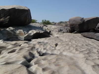 en se baladant autour de Hampi...