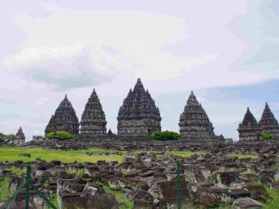 Pramban (temple hindouiste cette fois ci, qui aurait été construit à la même période que celui de Borobudur)