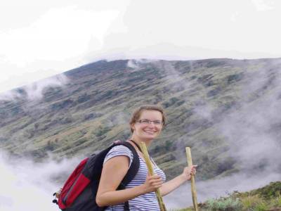 Isa devant le Rinjani... on est déja à plus de 2500m d'altitude!
