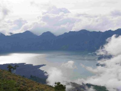 Le lac de volcan Danau Segagr Anak