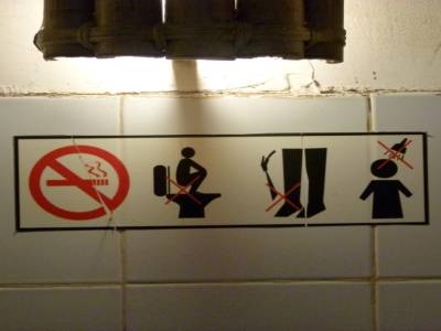 Pour le fans de panneaux dans les toilettes !