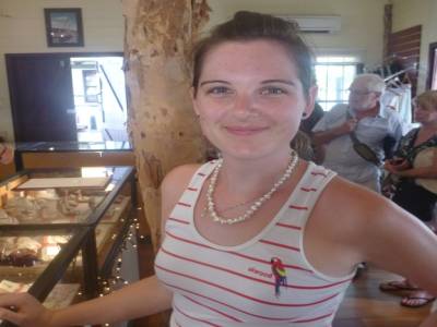 Sophie avec un collier de perle de 10 000$ dans le cou!