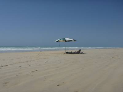 Sur la plage déserte.