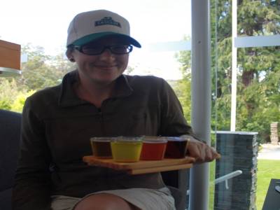 Sophie qui goute les jus de la brasserie Cascade.