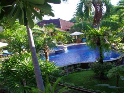 Notre hotel super classe sur Lovina, avec vue sur la piscine!!