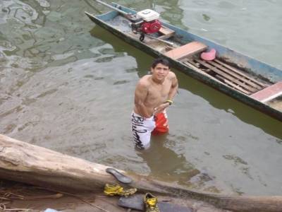 toilette matinale dans l'eau du mekong