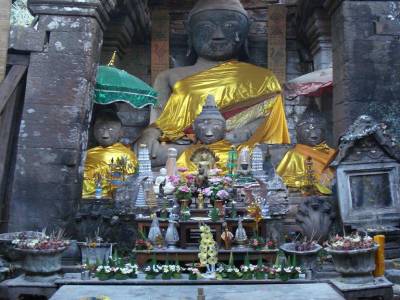 Bouddha dans le sanctuaire du Wat Phou