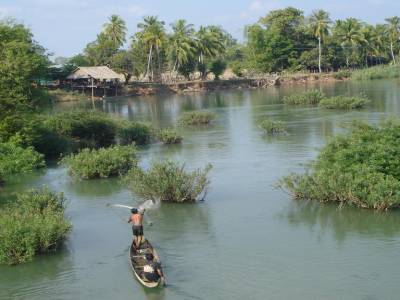 Pecheurs a l epervier sur un bras du Mekong