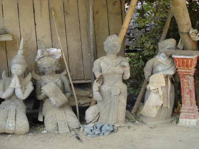 Des statues devant une maison sur la route de Sambor