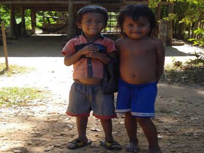Des enfants curieux de notre passage sur la piste de Chlong a Stung Trong