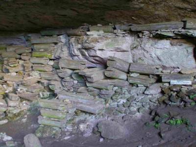 Sarcophages dans une grotte