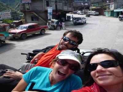 Plus de place dans le Jeepney, pas grave, on monte sur le toit!