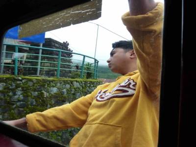 Passager clandestin à l'arrière du jeepney pendant 2h de route de montagne!