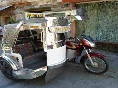 Tricycle, sorte de side car pour se dplacer à moindre cout