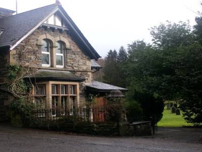 How cute is that house ! Lost, but cute!