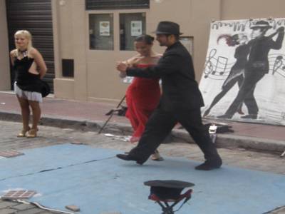 Spectacle de tango dans les rues de Buenos Aires