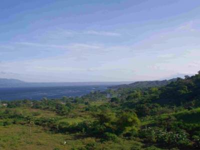 Le lac entourant le volcan