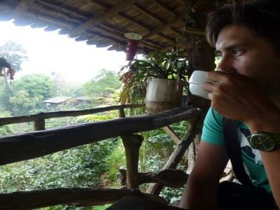 ptite tasse de cafe dans une plantation de cafe(!) avant d'apprendre notre 2eme crevaison!heureux les ignorants!