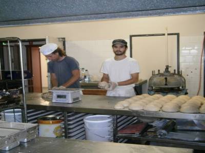 Bakery avec le wwoofer new zealandais a gauche