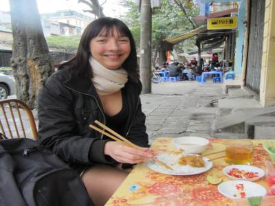 Déjeuner typique dans les rues de Hanoi