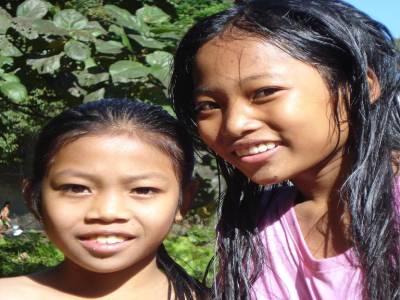 Rencontre avec des enfants laotiens aux cascades de Tad Champi