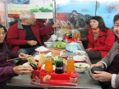 Repas dans un boui boui local...excellent