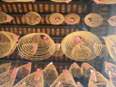 Des guirlandes d'encens dans un temple à Saigon