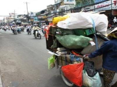LE vrai cliché du Vietnam: Chapeau conique, moto...