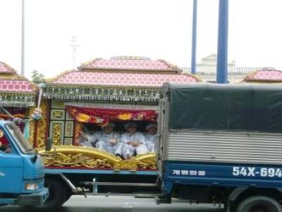 Un camion-monastère!!! c'est un concept...