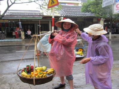 Sev teste le boulot de vendeuse de fruits