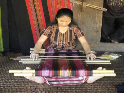 Un atelier de tisserands a Utayan Bajiang