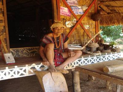 Un musicien dans le village d Utayan Bajiang