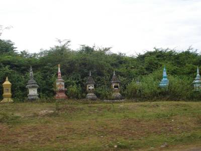 Des stupas sur le bord de la petite route menant a Champassak