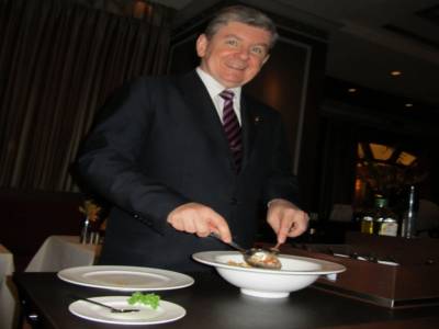 Le chef nous prépare le plat