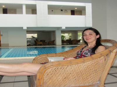 Moment de détente près de la piscine