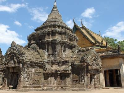 Angkor style and modern style temples (Kampong Cham)