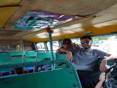 On attends que le jeepney se remplisse!