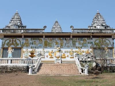 Modern coloured pagoda (Kampong Cham province)