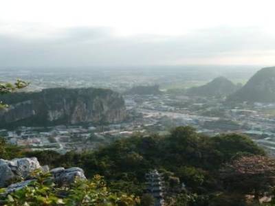 Vue du haut de la montagne de marbre