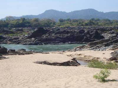 Plage pres des cascades de Li Phi