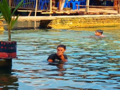 baignade dans la piscine locale, en tenue locale (habille)
