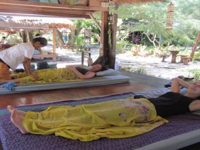 Petite séance massage en bord de plage