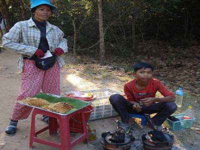 Vendeurs de gaufres a l entree du site d Angkor