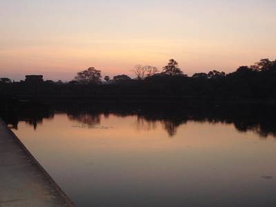 Vue du pont du temple d Angkor au petit matin