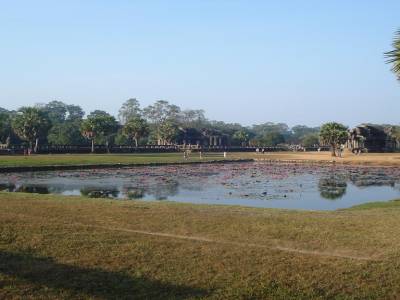 Bassin devant le temple d Angkor