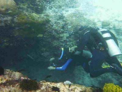 Isa qui descend dans sa premiere grotte sous marine