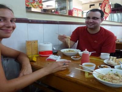 Premier repas emsemble dans une tite gargotte locale