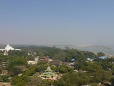 Vue de la pagode inachevee de Mingun